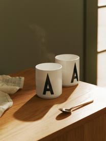 Design beker Personal met letters (varianten van A tot Z), Beenderporselein (porselein)
Fine Bone China is een zacht porselein, dat zich vooral onderscheidt door zijn briljante, doorschijnende glans., Wit, zwart, Beker S, 250 ml