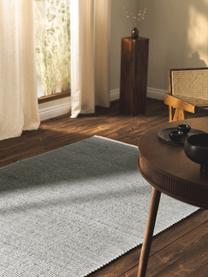 Tapis en laine tissé main Amaro, 67 % laine (certifiée RWS), 33 % coton

Les tapis en laine peuvent perdre des fibres lors des premières semaines et des peluches peuvent se former, ce phénomène est naturel et diminue à mesure de votre usage et du temps, Gris, beige clair, Larg. 80 x long. 150 cm (taille XS)