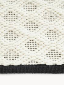 Tapis en laine tissé à la main Inar, 67 % laine (certifiée RWS), 33 % coton

Les tapis en laine peuvent perdre des fibres lors des premières semaines et des peluches peuvent se former, ce phénomène est naturel et diminue à mesure de votre usage et du temps, Blanc cassé, noir, larg. 80 x long. 150 cm (taille XS)