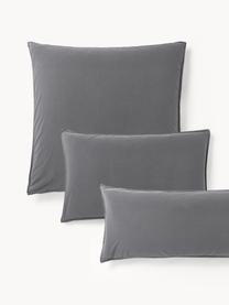 Funda de almohada de algodón lavado Darlyn, 100% algodón
Densidad de hilo 150 TC, calidad estándar

El algodón da una sensación agradable y suave en la piel, absorbe bien la humedad y es adecuado para personas alérgicas.

Este tejido ha sido sometido a un proceso de lavado especial que le da un aspecto Softwash irregular y resistente, pero siendo suave al tacto, flexible y cómodo. Además, su aspecto arrugado natural hace que no necesite planchado.

El material utilizado para este producto ha sido probado contra sustancias nocivas y está certificado según el STANDARD 100 por OEKO-TEX®, 4265CIT, CITEVE., Tejido gris oscuro, An 45 x L 110 cm