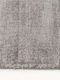 Handgeweven viscose vloerkleed Jane, Onderzijde: 100% katoen Het in dit pr, Grijs, B 200 cm x L 300 cm (maat L)