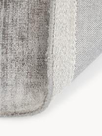 Handgeweven viscose vloerkleed Jane, Onderzijde: 100% katoen Het in dit pr, Grijs, B 200 cm x L 300 cm (maat L)