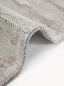 Handgeweven viscose vloerkleed Jane, Onderzijde: 100% katoen Het in dit pr, Grijs, B 200 cm x L 300 cm (maat L)