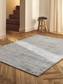 Tapis en viscose tissé main Jane, Gris, larg. 200 x long. 300 cm (taille L)