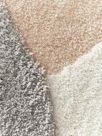 Vloerkleed Rylee met organische vorm, 100% polyester, GRS-gecertificeerd, Gebroken wit, perzik, lichtgrijs, B 160 x L 230 cm (maat M)