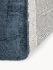 Handgeweven viscose vloerkleed Jane, Onderzijde: 100% katoen Het in dit pr, Donkerblauw, B 160 x L 230 cm (maat M)