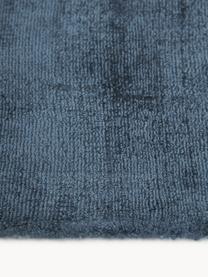 Handgeweven viscose vloerkleed Jane, Onderzijde: 100% katoen Het in dit pr, Donkerblauw, B 160 x L 230 cm (maat M)