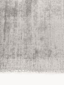 Handgeweven viscose vloerkleed Jane, Onderzijde: 100% katoen Het in dit pr, Greige, B 120 x L 180 cm (maat S)