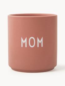 Design beker favorite MOM/LOVE met tekst op de voor- en achterkant, Beenderporselein (porselein)
Fine Bone China is een zacht porselein, dat zich vooral onderscheidt door zijn briljante, doorschijnende glans., Koraalrood (Mom), Ø 8 x H 9 cm, 250 ml