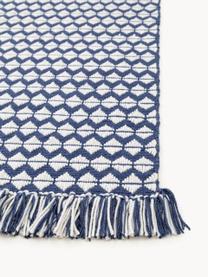 Tapis d'extérieur à franges Morty, 100 % polyester (PET recyclé), Bleu foncé, blanc cassé, larg. 80 x long. 150 cm (taille XS)