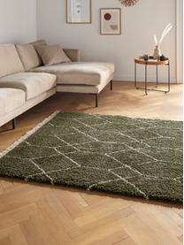 Hoogpolig vloerkleed Mila in bosgroen/beige met grafisch patroon, 100% polypropyleen, Bosgroen, beige, B 80 x L 150 cm (maat XS)