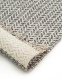 Tappeto in lana color grigio/crema tessuto a mano con frange Kim, 80% lana, 20% cotone
Nel caso dei tappeti di lana, le fibre possono staccarsi nelle prime settimane di utilizzo, questo e la formazione di lanugine si riducono con l'uso quotidiano, Grigio, crema, Larg. 120 x Lung. 170 cm (taglia S)