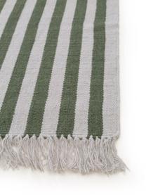 Tappeto in lana tessuto a mano con frange Gitta, 90% lana, 10% cotone

Nel caso dei tappeti di lana, le fibre possono staccarsi nelle prime settimane di utilizzo, questo si riduce con l'uso quotidiano e la formazione di lanugine diminuisce, Grigio chiaro, verde scuro, Larg. 80 x Lung. 150 cm (taglia XS)