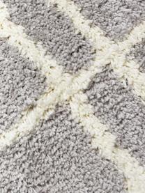 Flauschiger Hochflor-Teppich Amelie, handgetuftet, Flor: 100 % Polyester, Grau, Cremeweiß, B 80 x L 150 cm (Größe XS)