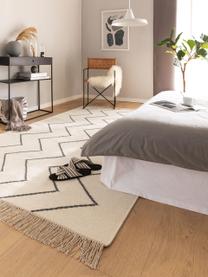 Tappeto kilim tessuto a mano con motivo a zigzag e frange Vince, 90% lana, 10% cotone
Nel caso dei tappeti di lana, le fibre possono staccarsi nelle prime settimane di utilizzo, questo e la formazione di lanugine si riducono con l'uso quotidiano, Color avorio, grigio scuro, Larg. 160 x Lung. 230 cm (taglia M)