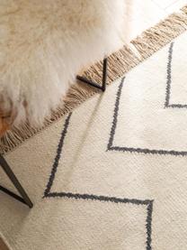 Alfombra kilim artesanal con flecos Vince, 90% algodón, 10% poliéster
Las alfombras de lana se pueden aflojar durante las primeras semanas de uso, la pelusa se reduce con el uso diario, Marfil, gris oscuro, An 160 x L 230 cm (Tamaño M)