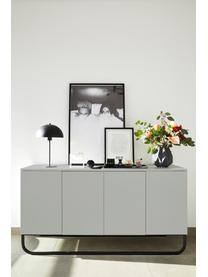 Klassiek dressoir Sanford in lichtgrijs met deuren, Frame: gelakt MDF, Poten: gepoedercoat metaal, Lichtgrijs, zwart, 160 x 83 cm