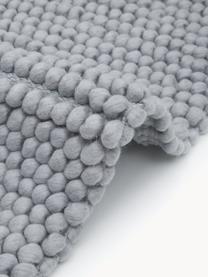 Ručně tkaný vlněný koberec Pebble, 80 % vlna, 20 % nylon

Materiál použitý v tomto produktu byl testován na škodlivé látky a certifikován podle STANDARD 100 od OEKO-TEX®, HOHENSTEIN HTTI, 21.HIN.90042.

V prvních týdnech používání vlněných koberců se může objevit charakteristický jev uvolňování vláken, který po několika týdnech používání zmizí., Šedá, Š 120 cm, D 180 cm (velikost S)