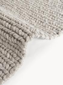 Tappeto in lana con struttura intrecciata Bruna, 100% lana, certificato RWS.

Nel caso dei tappeti di lana, le fibre possono staccarsi nelle prime settimane di utilizzo, questo e la formazione di lanugine si riducono con l'uso quotidiano, Greige, Larg. 80 x Lung. 150 cm (taglia XS)
