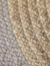 Ručně vyrobený kulatý koberec z juty Shanta, 100 % juta

Vzhledem k drsné a hrubé struktuře jutové tkaniny jsou výrobky z juty méně vhodné pro přímý kontakt s pokožkou., Béžová, šedá, Ø 140 cm