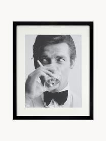 Impresión digital enmarcada James Bond Drinking, Negro, blanco, An 33 x Al 43 cm