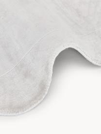 Alfombra artesanal de viscosa ondulada Wavy, Parte superior: 100% viscosa, Gris claro, An 80 x L 150 cm (Tamaño XS)