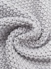 Coperta a maglia color grigio con pompon Molly, 100% cotone, Grigio chiaro, Larg. 130 x Lung. 170 cm