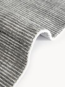 Ręcznie tkany chodnik z krótkim włosiem Willow, 100% poliester z certyfikatem GRS, Szary, biały, S 80 x D 250 cm