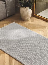 Flauschiger Hochflor-Läufer Wes mit Hoch-Tief-Struktur, handgewebt, 100 % Polyester, GRS-zertifiziert, Hellgrau, B 80 x L 200 cm