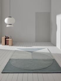Ručne tuftovaný vlnený koberec Satomi, Mätová, sivomodrá