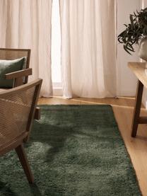 Pluizig hoogpolig vloerkleed Leighton, Onderzijde: 70% polyester, 30% katoen, Donkergroen, B 120 x L 180 cm (maat S)