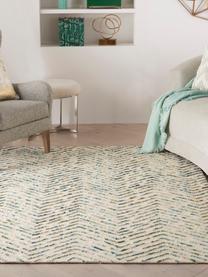 Tapis en laine tissé à la main avec surface texturée Colorado, 100 % laine

Les tapis en laine peuvent perdre des fibres lors des premières semaines et des peluches peuvent se former, ce phénomène est naturel et diminue à mesure de votre usage et du temps, Blanc crème, tons verts, tons bleus, larg. 120 x long. 180 cm (taille S)