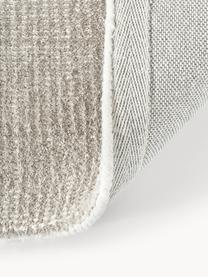 Handgewebter Kurzflor-Teppich Ainsley, 60 % Polyester, GRS-zertifiziert
40 % Wolle, Hellgrau, B 80 x L 150 cm (Grösse XS)