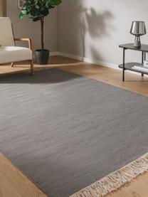 Tapis en laine tissé à la main avec franges Liv, 80 % laine, 20 % coton

Les tapis en laine peuvent perdre des fibres lors des premières semaines et des peluches peuvent se former, ce phénomène est naturel et diminue à mesure de votre usage et du temps, Gris foncé, larg. 80 x long. 150 cm (taille XS)