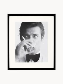 Ingelijste digitale print James Bond Drinking, Afbeelding: digitale print op papier,, Lijst: gelakt hout, Zwart, wit, B 33 x H 43 cm