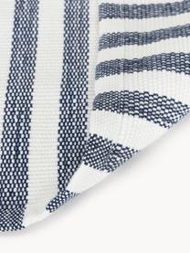 Tapis d'intérieur/extérieur tissé à la main Lyla, 100 % polyester, certifié GRS, Blanc, bleu foncé, larg. 80 x long. 150 cm (taille XS)
