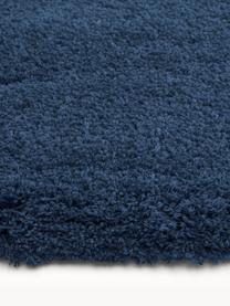 Pluizig hoogpolig vloerkleed Leighton, Bovenzijde: microvezels (100% polyest, Onderzijde: 70% polyester, 30% katoen, Donkerblauw, B 160 x L 230 cm (maat M)