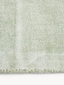 Tapis en viscose tissé main Jane, Vert sauge, larg. 160 x long. 230 cm (taille M)