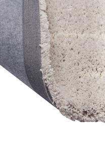 Pluizig hoogpolig vloerkleed Amelie in beige, handgetuft, Bovenzijde: 100% polyester, Onderzijde: gerecycled polyester, Beige, crèmewit, B 80 x L 150 cm (maat XS)