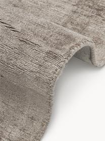 Handgeweven viscose vloerkleed Jane, Onderzijde: 100% katoen Het in dit pr, Taupe, B 200 x L 300 cm (maat L)