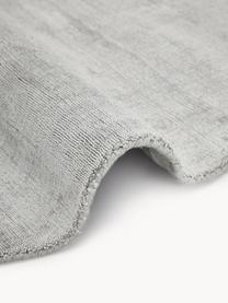 Ručně tkaný kulatý viskózový koberec Jane, Světle šedá, Ø 250 cm (velikost XL)
