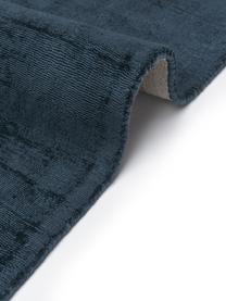 Ręcznie tkany chodnik z wiskozy Jane, Ciemny niebieski, S 80 x D 250 cm