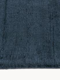 Handgeweven viscose vloerkleed Jane, Onderzijde: 100% katoen Het in dit pr, Donkerblauw, B 160 x L 230 cm (maat M)