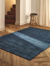 Tapis en viscose tissé main Jane, Bleu foncé, larg. 160 x long. 230 cm (taille M)