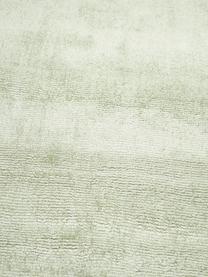 Tapis en viscose tissé main Jane, Vert sauge, larg. 160 x long. 230 cm (taille M)