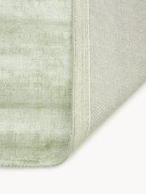 Alfombra artesanal de viscosa Jane, Parte superior: 100% viscosa, Reverso: 100% algodón El material , Verde salvia, An 160 x L 230 cm (Tamaño M)