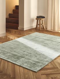 Ručně tkaný viskózový koberec Jane, Šalvějově zelená, Š 160 cm, D 230 cm (velikost M)