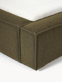 Letto imbottito in bouclé Lennon, Rivestimento: bouclé (80% poliestere, 2, Rivestimento: schiuma, certificata Cert, Struttura: legno di pino massiccio, , Piedini: legno, plastica Questo pr, Bouclé verde oliva, Larg. 208 x Lung. 243 cm (superfice 140 x 200 cm)