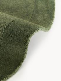 Tappeto rotondo a pelo corto Kari, 100% poliestere certificato GRS, Tonalità verde scuro, Ø 150 cm (taglia M)