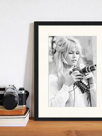 Gerahmter Digitaldruck Brigitte With Her Camera, Bild: Digitaldruck auf Papier, , Rahmen: Holz, lackiert, Front: Plexiglas, Schwarz, Weiss, 33 x 43 cm